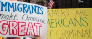 Demonstranten protestieren gegen die Immigrationspolitik des US-Präsidenten Donald Trump.