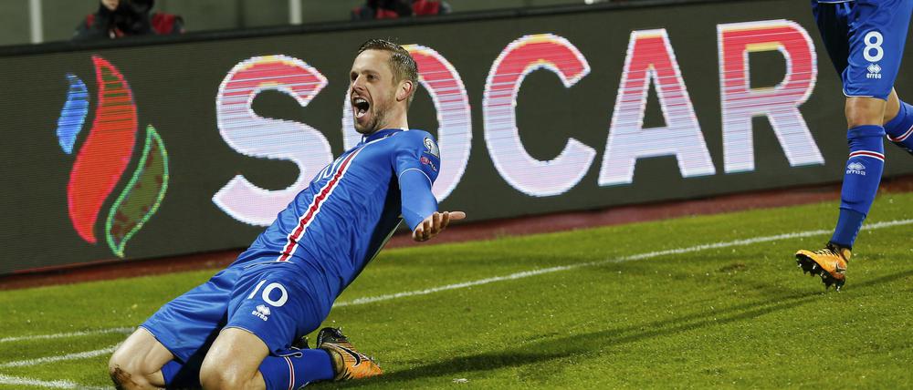 Das war es! Islands Gylfi Sigurdsson (l) jubelt über sein Tor. Islands EM-Helden fahren im Sommer zum ersten Mal zu einer Fußball-Weltmeisterschaft.