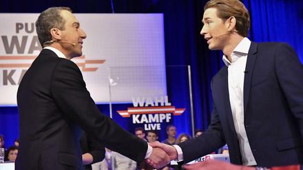 SPÖ-Chef und Bundeskanzler Christian Kern (l.) begrüßt vor dem TV-Duell den ÖVP-Chef und Außenminister Sebastian Kurz.