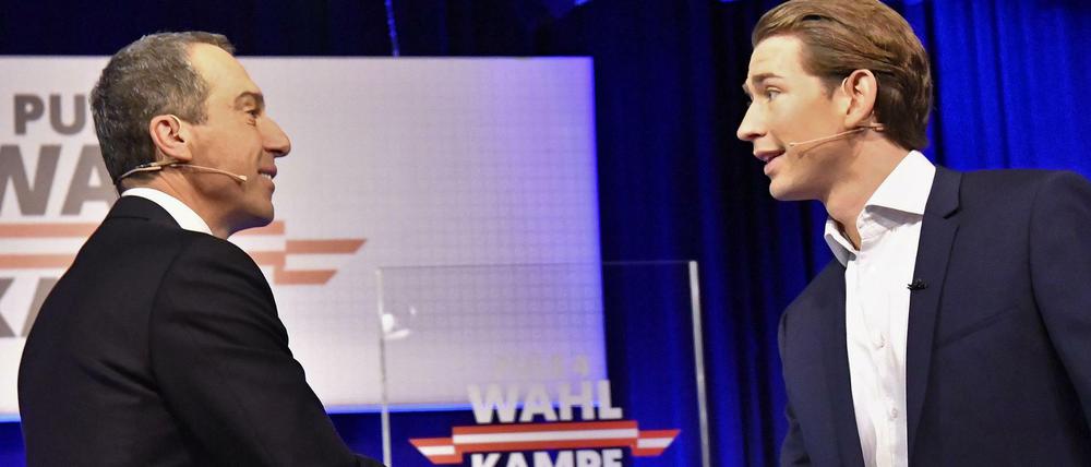 SPÖ-Chef und Bundeskanzler Christian Kern (l.) begrüßt vor dem TV-Duell den ÖVP-Chef und Außenminister Sebastian Kurz.