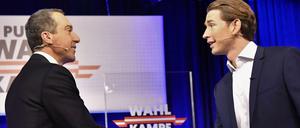SPÖ-Chef und Bundeskanzler Christian Kern (l.) begrüßt vor dem TV-Duell den ÖVP-Chef und Außenminister Sebastian Kurz.