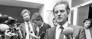Ministerpräsident Uwe Barschel (CDU) nach einer Sitzung der CDU-Landtagsfraktion am 15.09.1987 in Kiel. 