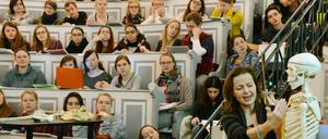 Ein gut gefüllter Anatomie-Hörsaal. Rein kommt nur, wer als Spitzenschüler geglänzt hat. 