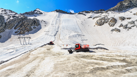 Gefährliches Ritual. Seit zwölf Jahren wird der Presena-Gletscher in Norditalien mit Plastik-Vliesen vorm Abschmelzen geschützt. So wird jedes Jahr viel Sondermüll produziert.