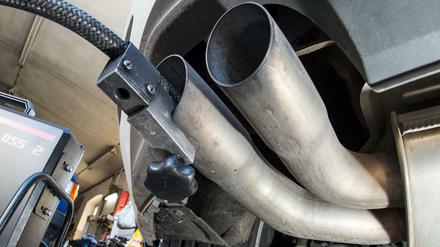 Wie schmutzig ist der Diesel? Autofahrern drohen Fahrverbote, wenn die Motoren nicht nachgerüstet werden. 