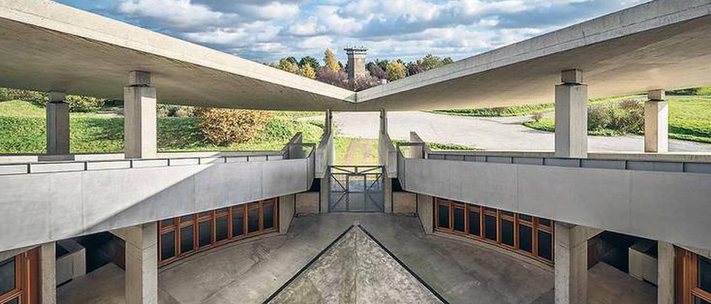 Schauinsland. Der 2013 entstandene Abraham-Bau mit Blick auf die Raketenstation Hombroich.