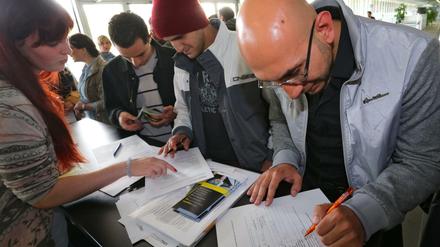 Flüchtlinge werden an einer Hochschule beraten.