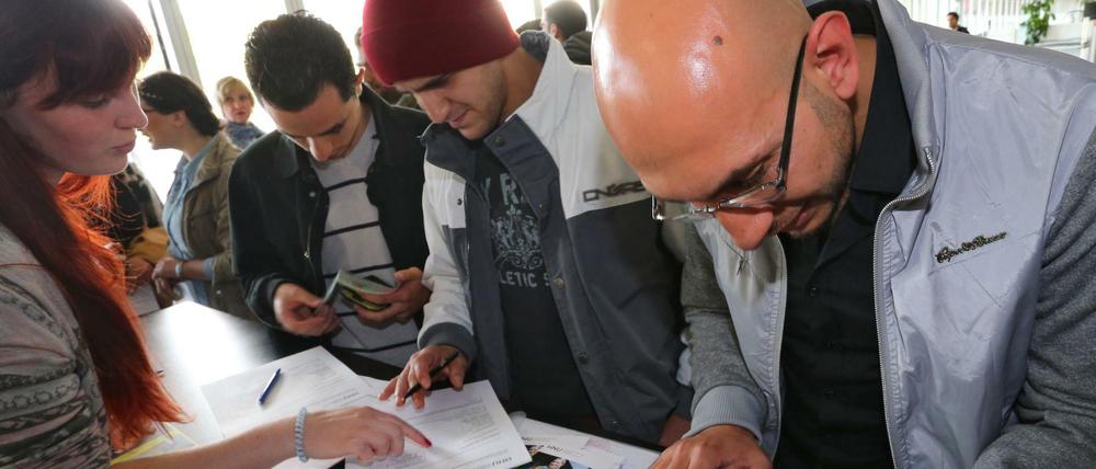 Flüchtlinge werden an einer Hochschule beraten.
