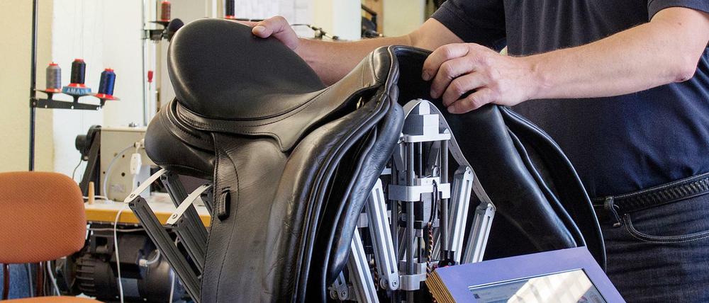 Die Ausbildung in einem Handwerksberuf wie Sattler wird für Jugendliche wieder attraktiver.