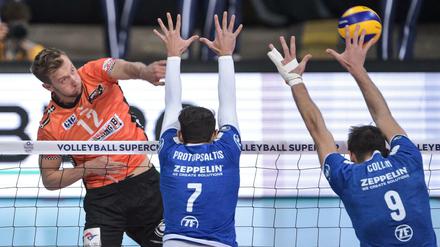 Berlins Paul Carroll (links) kam nur selten am Friedrichshafener Block vorbei.