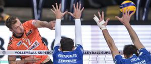 Berlins Paul Carroll (links) kam nur selten am Friedrichshafener Block vorbei.