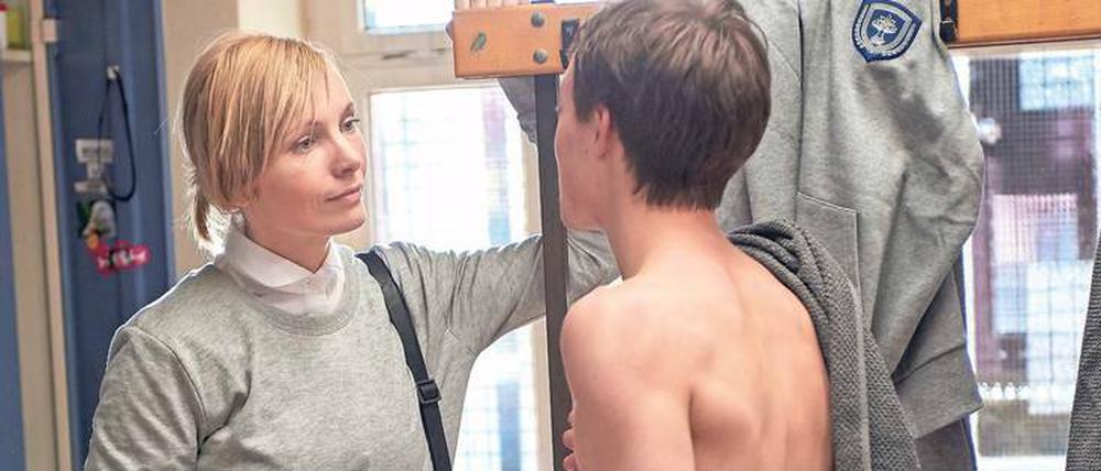 LKA-Fahnderin Isabell Mosbach (Nadja Uhl) wird als Lehrerin ins Internat eingeschleust. Das Komplott, das sie aufdeckt, reicht zurück in die 80er Jahre. 