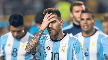 Geht gar nicht. Lionel Messi (Mitte) kam mit seinen Kollegen im Heimspiel gegen Peru nur zu einem 0:0 und muss nun weiter zittern. 
