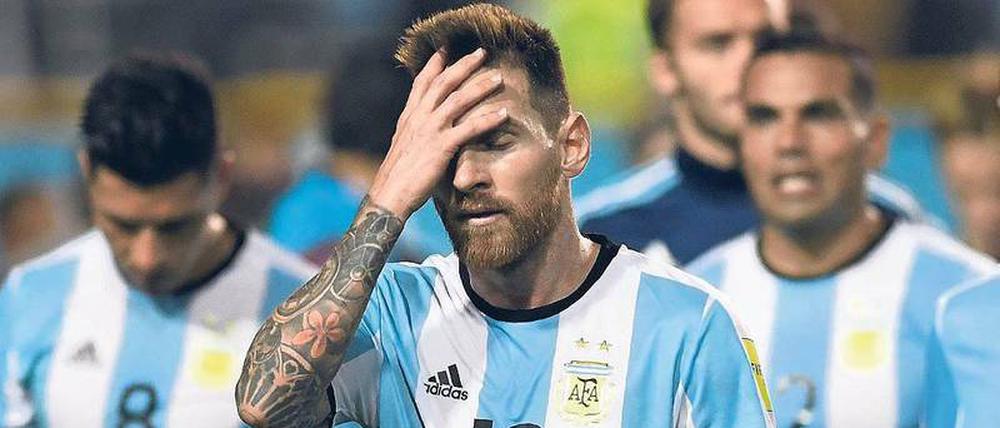 Geht gar nicht. Lionel Messi (Mitte) kam mit seinen Kollegen im Heimspiel gegen Peru nur zu einem 0:0 und muss nun weiter zittern.