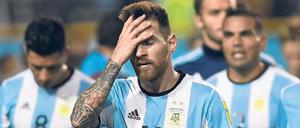 Geht gar nicht. Lionel Messi (Mitte) kam mit seinen Kollegen im Heimspiel gegen Peru nur zu einem 0:0 und muss nun weiter zittern. 