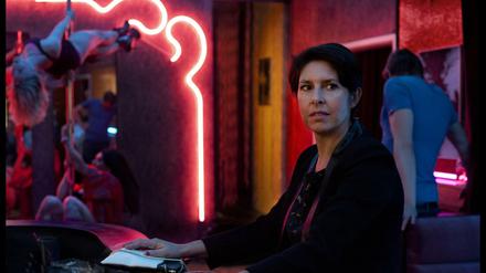 Vorzeigehausfrau Sylvia (Tiny Bertels) lernt das Rotlichtmilieu kennen.