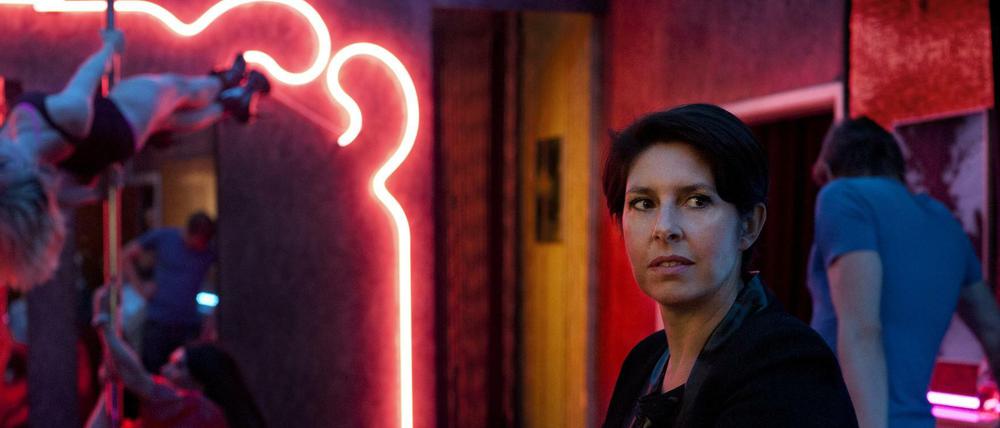 Vorzeigehausfrau Sylvia (Tiny Bertels) lernt das Rotlichtmilieu kennen.