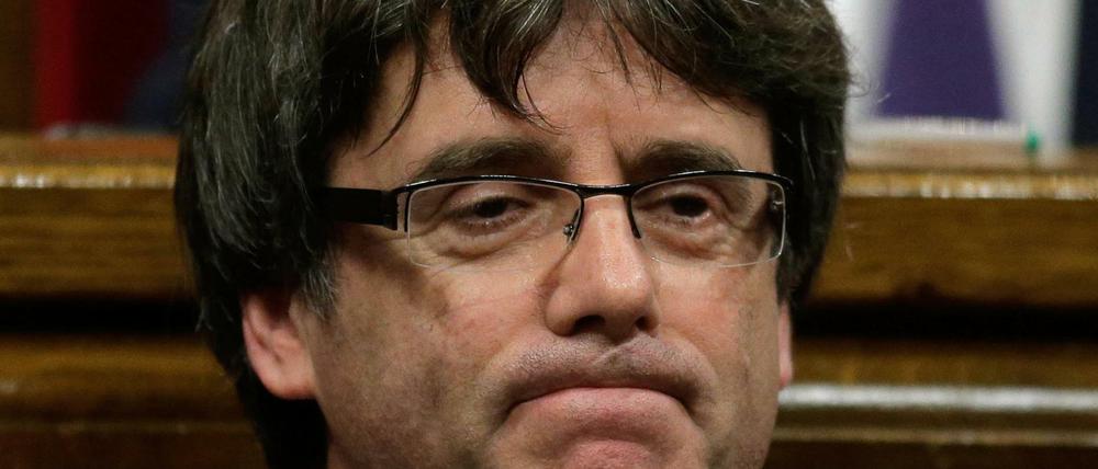 Der katalanische Regierungschef Carles Puigdemont vor seiner Rede im katalanischen Regionalparlament.