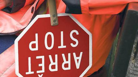 Sicher über die Straße lenkt diese Schülerlotsin in Montréal Kinder, die mit unterschiedlichen Sprachen aufgewachsen sind. 