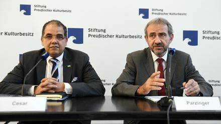 Gemeinsam forschen, gemeinsam entscheiden: Igor Cesar (l), Botschafter der Republik Rwanda, und Hermann Parzinger, Präsident der Stiftung Preußischer Kulturbesitz, sprechen über das Provenienzforschungsprojekt zur anthropologischen Sammlung menschlicher Schädel. 