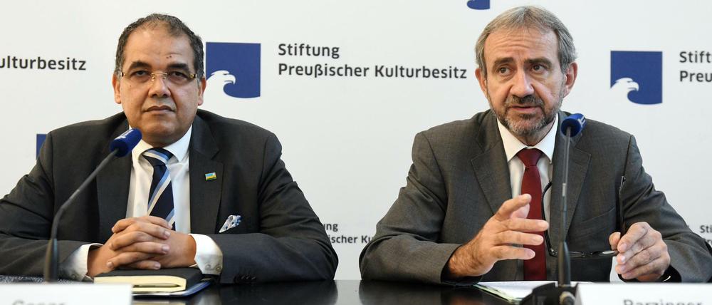 Gemeinsam forschen, gemeinsam entscheiden: Igor Cesar (l), Botschafter der Republik Rwanda, und Hermann Parzinger, Präsident der Stiftung Preußischer Kulturbesitz, sprechen über das Provenienzforschungsprojekt zur anthropologischen Sammlung menschlicher Schädel.