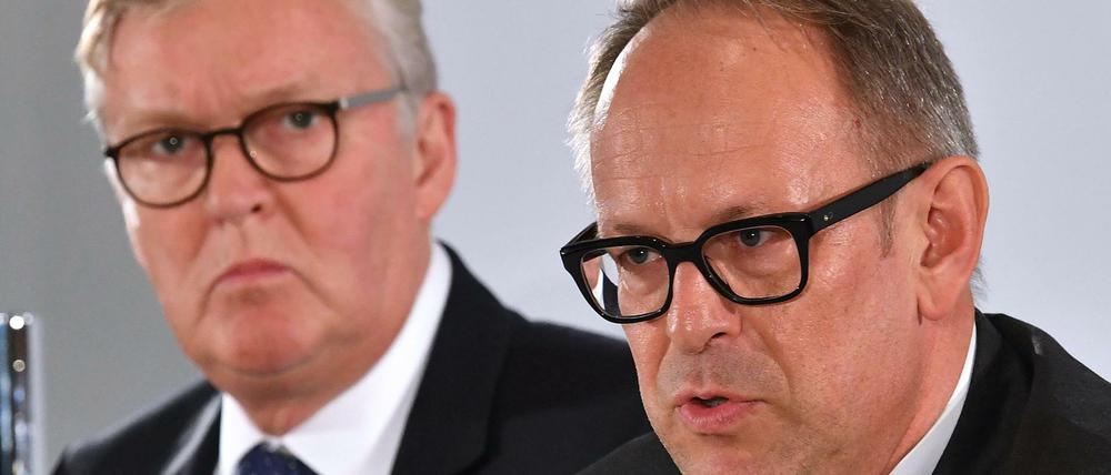 "Mit vielen Grüßen": Vorstandschef von Air Berlin Thomas Winkelmann (links) und Air Berlins Generalbevollmächtigter Frank Kebekus, hier bei einer Pressekonferenz Ende September 2017, haben den Mitarbeiterbrief unterschrieben.
