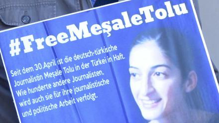 Ein Schild fordert die Freilassung von Mesale Tolu.