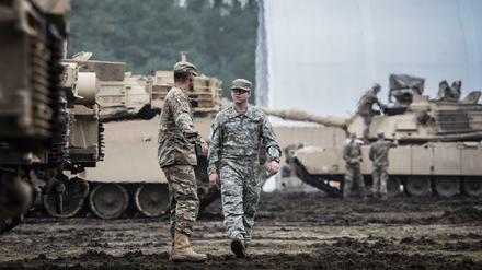 Auf Äckern im Westen Polens sammelt sich die "Zweite gepanzerte Kampfbrigade der ersten Infanteriedivision". Von hier aus werden die Einheiten in verschiedene Nato-Länder geschickt.