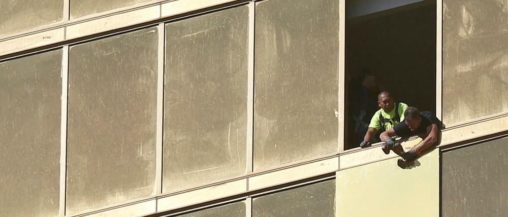 Arbeiter an einem der zerbrochenen Fenster des Mandalay-Bay-Hotels, aus denen Stephen Paddock schoss.