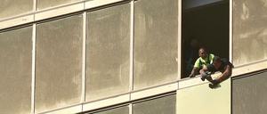 Arbeiter an einem der zerbrochenen Fenster des Mandalay-Bay-Hotels, aus denen Stephen Paddock schoss.
