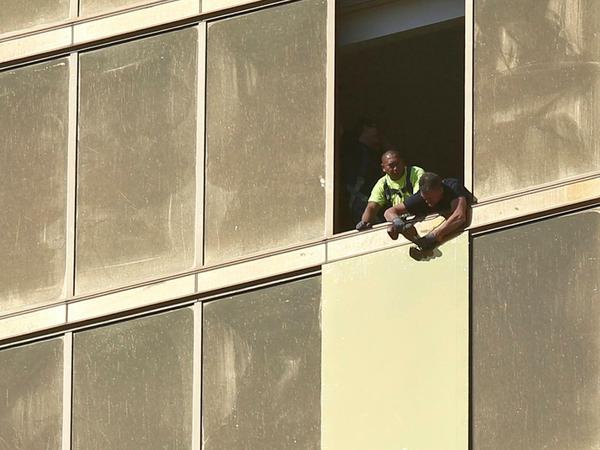 Arbeiter an einem der zerbrochenen Fenster des Mandalay-Bay-Hotels, aus denen Stephen Paddock schoss.