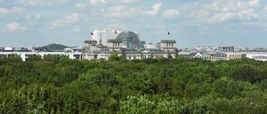 Tiergarten und Reichstagsgebäude liegen direkt nebeneinander.