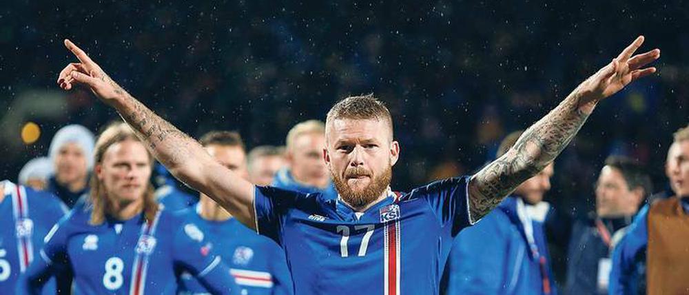 Alles hört auf sein Kommando! Aron Einar Gunnarsson, Islands Mannschaftskapitän und erster Sänger bei der After-Show-Party.