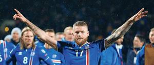Alles hört auf sein Kommando! Aron Einar Gunnarsson, Islands Mannschaftskapitän und erster Sänger bei der After-Show-Party.