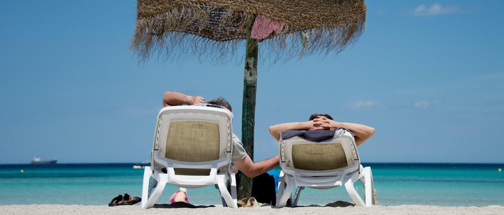 Urlauber am Strand der Mittelmeerinsel Mallorca.