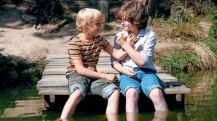 Auf immer und ewig. Die beiden Freunde Fred (Tilman Döbler, links) und Jonas (Valentin Wessely) schließen Blutsbrüderschaft. Nichts und niemand wird sie trennen können.