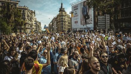 Proteste: Befürworter des katalanischen Unabhängigkeitsreferendums demonstrieren in Barcelona gegen den Polizeieinsatz während des Unabhängigkeitsreferendums. 