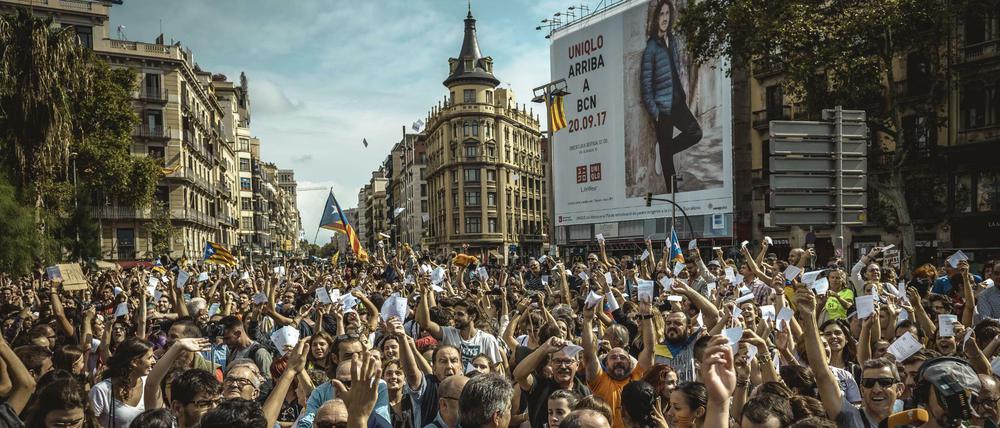 Proteste: Befürworter des katalanischen Unabhängigkeitsreferendums demonstrieren in Barcelona gegen den Polizeieinsatz während des Unabhängigkeitsreferendums. 