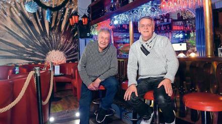 Die Kneipenbetreiber Bernd Röskens (links) und Horst Kurtzke servieren Grüne Wiese und Eierlikör mit Fanta zu Musik von Nino de Angelo. 
