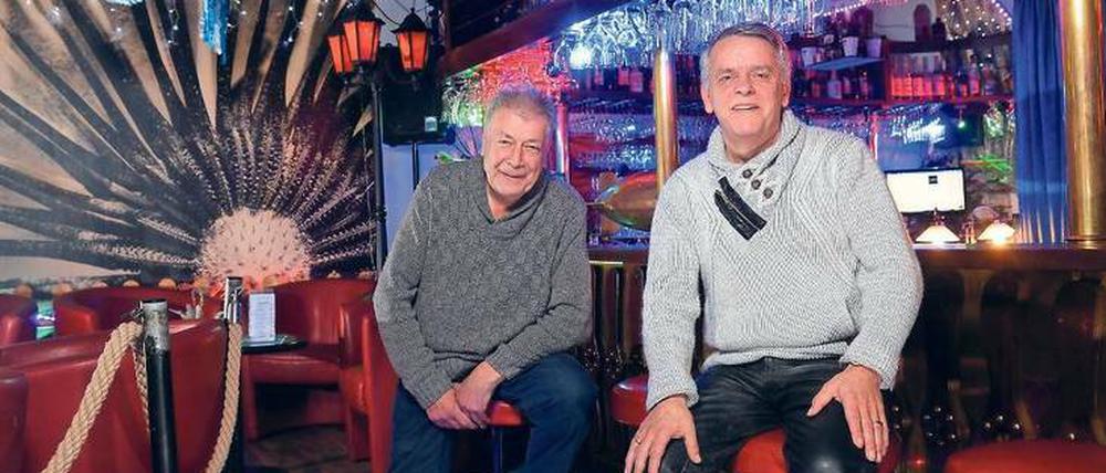 Die Kneipenbetreiber Bernd Röskens (links) und Horst Kurtzke servieren Grüne Wiese und Eierlikör mit Fanta zu Musik von Nino de Angelo. 