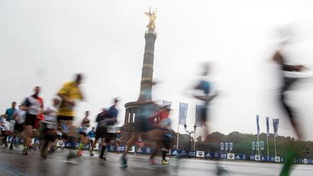 Beim Berlin-Marathon laufen jedes Jahr Zehntausende Menschen durch die Innenstadt. 