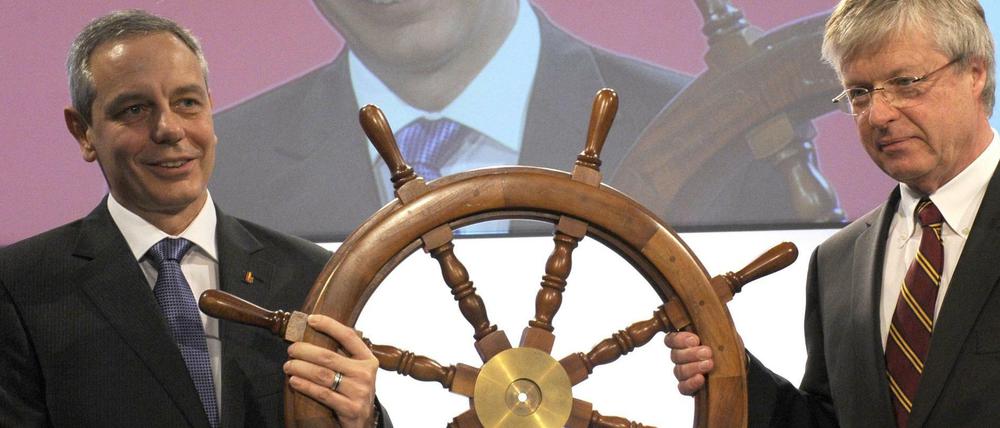 Ein Steuerrad erhält der neue Chef der Industriegewerkschaft Bergbau, Chemie, Energie (IG BCE), Michael Vassiliadis (links), 2009 nach seiner ersten Wahl von Vorgänger Hubertus Schmoldt. 