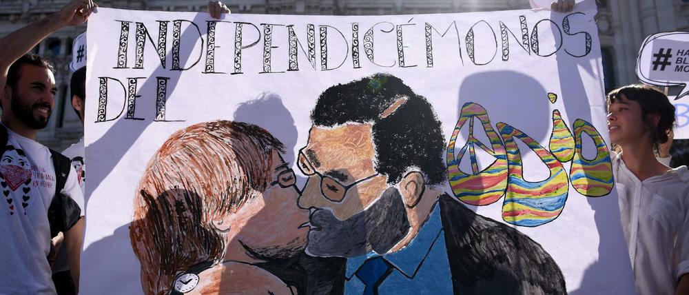 Einige Demonstranten fordern Gespräche zwischen den spanischen Ministerpräsidenten Mariano Rajoy und dem Katalanischen Regionalchef Carles Puigdemont.