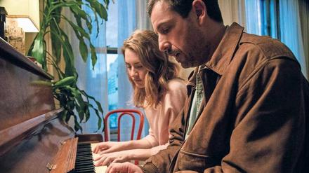 Danny (Adam Sandler) versucht für seine Tochter Eliza (Grace Van Patten) ein besserer Vater zu sein.
