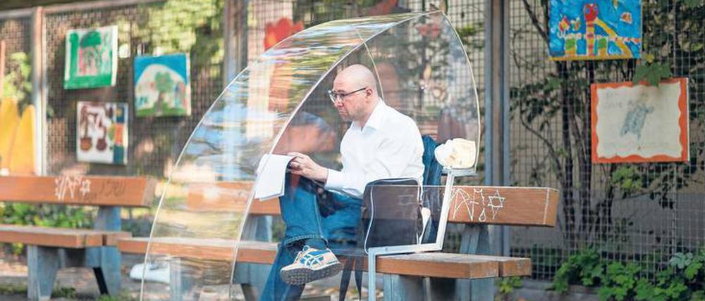 Auffällig unauffällig. Lektor Carsten Weber arbeitet in seinem Fast-Open-Air-Büro im Tiergarten. 