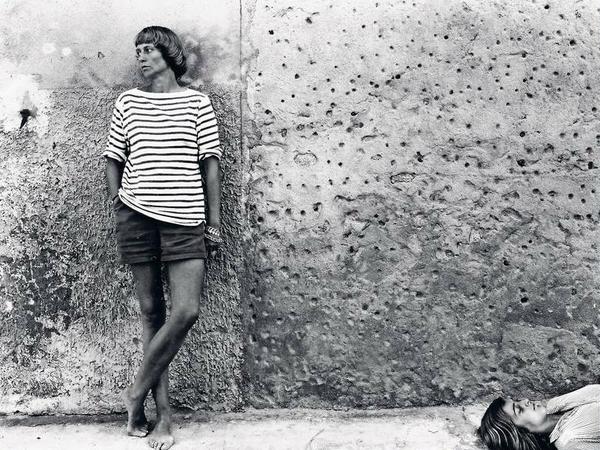 Zwei Frauen am Wegesrand. Guy Bourdin ging für seine Fotografien lieber auf die Straße als ins Studio.