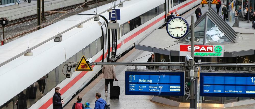 Sturmtief Xavier hatte den Zugverkehr mancherorts tagelang lahmgelegt.  