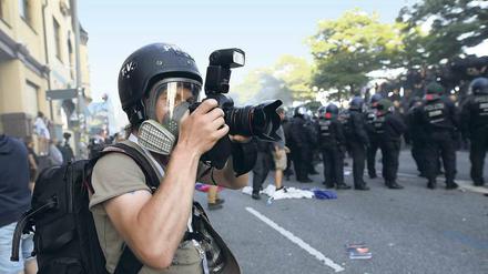 In der Gefahrenzone. Beim G 20-Gipfel durften manche Journalisten und Fotografen nicht frei berichten. In Berlin erinnert jetzt eine Ausstellung daran. 