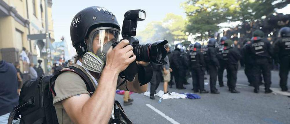 In der Gefahrenzone. Beim G 20-Gipfel durften manche Journalisten und Fotografen nicht frei berichten. In Berlin erinnert jetzt eine Ausstellung daran.