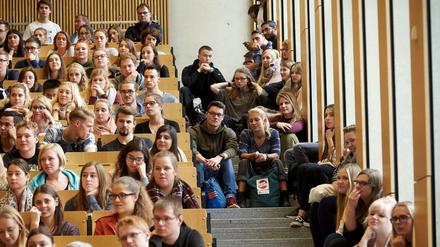 Dicht an dicht. Als Student ist man heutzutage über jeden Platz im Hörsaal froh. 